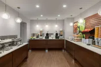 La Quinta Inn & Suites by Wyndham Oceanfront Daytona Beach - breakfast