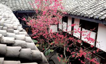 Linjiang Quyi Inn