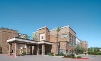 Holiday Inn Express & Suites Phoenix East - Gilbert