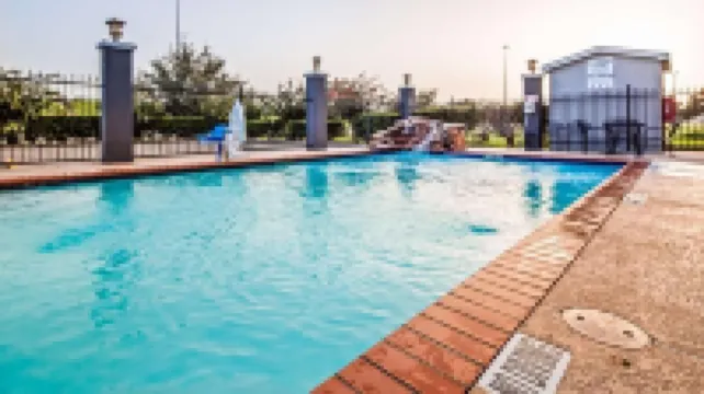 Super 8 by Wyndham Laredo