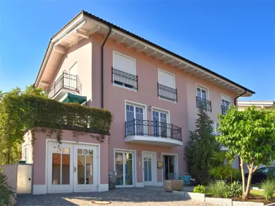 Lovely Flat in Deggendorf with Luxurious Furnishings with Southern Flair Hotels near Holy Grave Church of Ss Peter & Paul