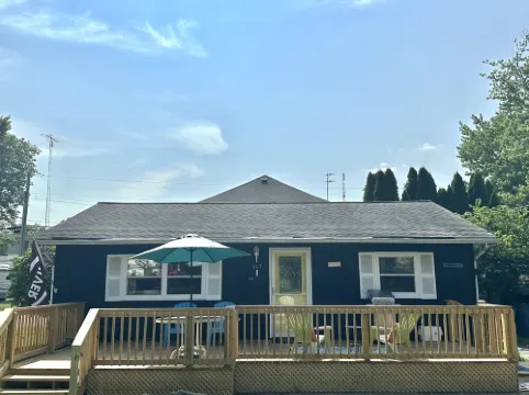 Charming Lakehouse with huge yard - downtown Culver! 馬歇爾縣酒店