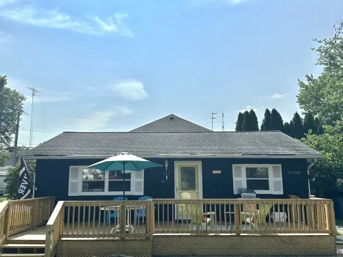Charming Lakehouse with huge yard - downtown Culver!