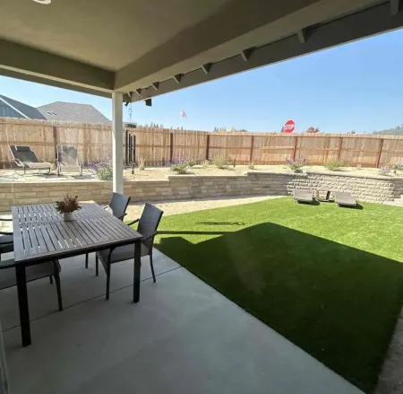 Hot tub, ping pong, and walking distance to over 25 wine tasting rooms!