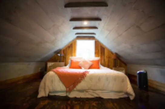 Tranquil Treehouse Cottage, King Bed, River View