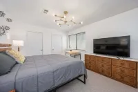 Wellspring Townhome - King Bed Suite minutes from Texas A&M Hotels in Bryan