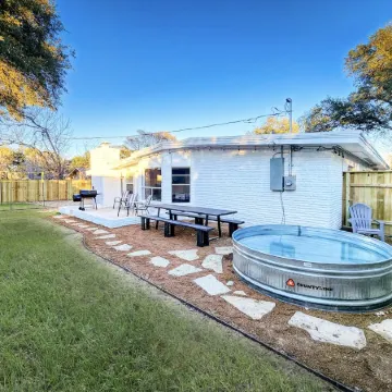 5mins to Kyle Field, 5BR w Private Backyard & Pool