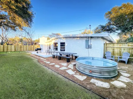 5mins to Kyle Field, 5BR w Private Backyard & Pool