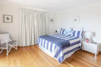 A luxurious with incredible seaviews and beaches only minutes away Hotels in Flinders Island