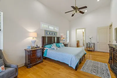 Waterfront home/ steps to the beach/ private dock/ heated pool/spa Pepper Park Beach附近的飯店