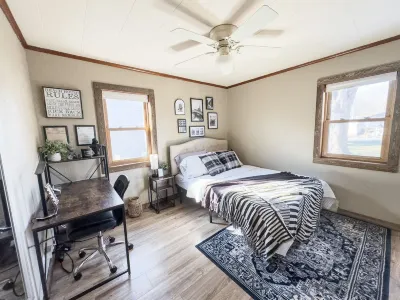 Waterfront Retreat on Lake Winnebago, Kayaks, Firepit, Dog Friendly Reetz Softball Complex附近的飯店