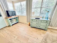 Quaint cottage on Lake Jordan in Titus, Alabama. Private Boat launch!!