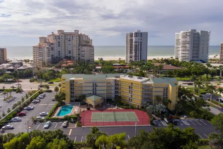 Beautiful 1 Bedroom Condo - JW Alternative - Steps from Marco Island Beach Отели в г. Марко-Айленд