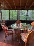 Mid Century Guest House on Wooded Lot - Homestays