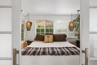 Tropical Palms Plantation Beach Cottage - Historic Encinitas Walking District