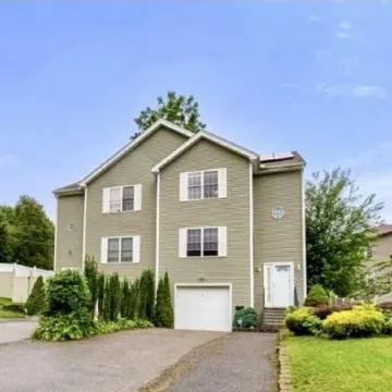 Beautiful two-story home close to downtown worcester 5beds-4bedroom