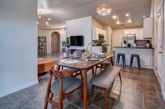 🏡 *NEW* The Artsy Abode ✨ Hot Tub ♨️ BBQ 🍖Foosball ⚽️