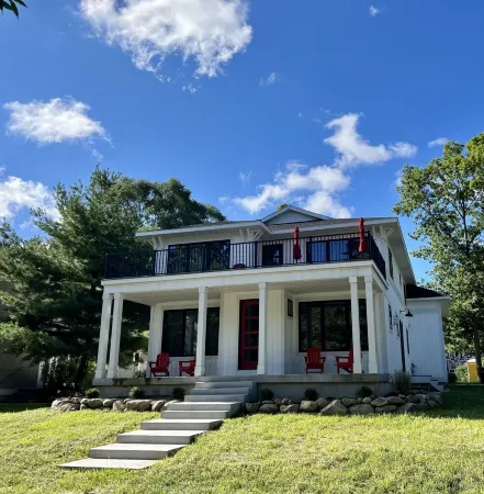 REDBUD HOLIDAY HOUSE: Spacious, Modern Home–Sleeps 14 Plus Incredibly Walkable! Отели в г. Дуглас