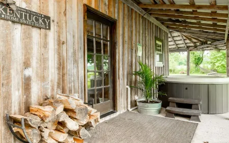 Cozy Bourbon Country Cabin with HOT TUB and Fire Pit on Brashears Creek