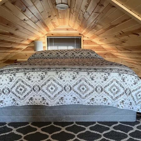 The Romantic LOVE NEST mountain Log Cabin w/ Lake view-5 minutes from the beach!