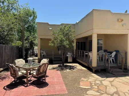 Charming 3-bedroom house a short walk to Historic Downtown Seligman with AC