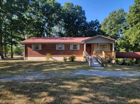 The Country Retreat Farmhouse close to fishing lakes and a scenic parkway