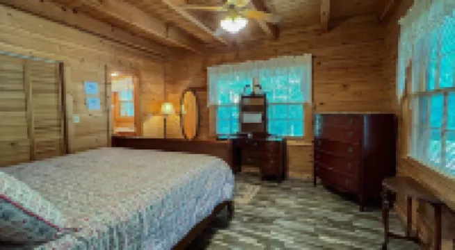 Spend Memorial Day at Happy’s Hideaway- Fiber Wifi and Hottub - Callaway Gardens