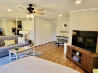 Studio in quite lake setting. Perfect for Golf, visit New Orleans or just relax. Hotels in Diamondhead