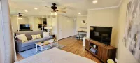 Studio in quite lake setting. Perfect for Golf, visit New Orleans or just relax.