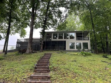 Lakefront Norris Lake house. Dock, Minimal Stairs. Close to I-75, Jacksboro, TN