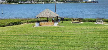 Studio condo with amazing water views, short walk to the beach