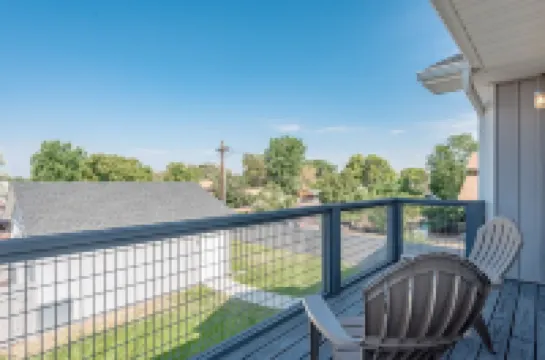 EXPLORE CO-Perfect for fams/groups. Close to DIA.