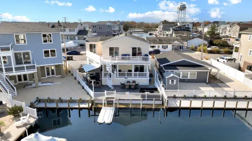 Waterfront w/dock & hot tub, bring your boat/jet ski-5 minutes from beach-LBI!!!
