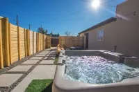 "Sage Suite ArnoTriplex! Hot Tub+Pet Friendly!