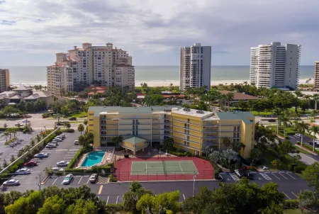 Cozy Condo with Gulf Peek – Steps from the Beach & Across from JW Marriott! Отели рядом с достопримечательностью «Парк Каксамбас Бот»