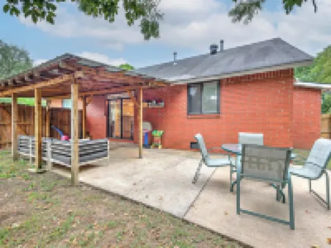 Game Day Getaway: Pet-Friendly Razorback Stay ジョンソンのホテル