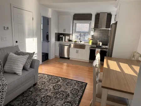 NEWLY RENOVATED STUDIO CLOSE TO DOWNTOWN IPSWICH