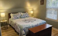 Sylvia's Suite Dreams-kayak and paddleboard free, close to Destin & best beaches Hotels near Baker Mercantile