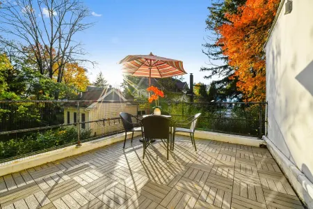 Top-Floor Princeton Condo w/private balcony Отели в г. Принстон