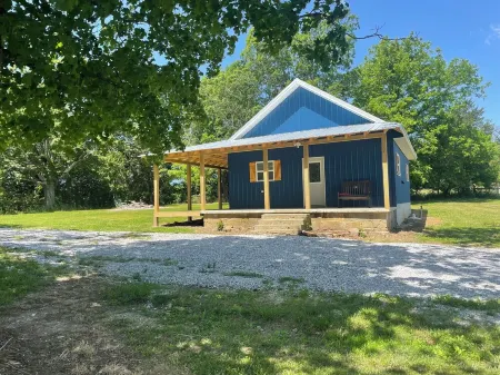 NEW, The Homestead Cabin, close to town, 2 bedroom with bunks, Huge Porch