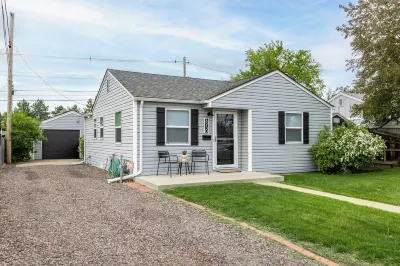 Fully remodeled 2-bedroom house in welcoming Arvada with hot tub!
