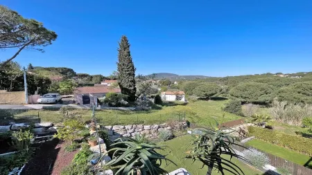 Superb apartment in semi-detached villa with large bioclimatic terrace Отели в г. Сен-Максим