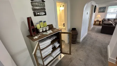 Charming 2 bedroom cottage 2 blocks from lake