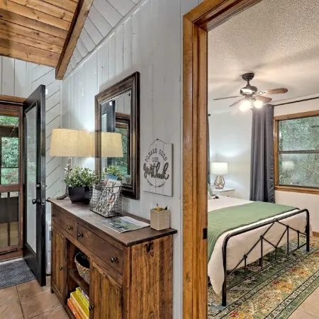 “Serenity Wow Cabin on the Creek Close to Town