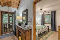“Serenity Wow Cabin on the Creek Close to Town Hotels near Beasley Knob OHV Area