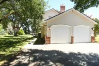 Oakshire Guest House - Jacuzzi + Incredible Views! Hotels near Yakima Bible Baptist Church