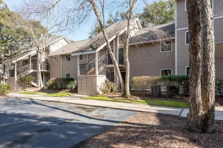 Beautiful updated 2 bed 2 bath Close to beach! Lakehouse pools and gym included