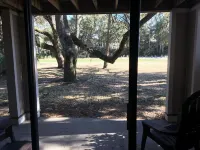 Beautiful updated 2 bed 2 bath Close to beach! Lakehouse pools and gym included