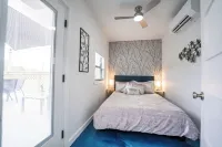 Contained in Gruene River Theme. 5 minutes to Gruene Hall