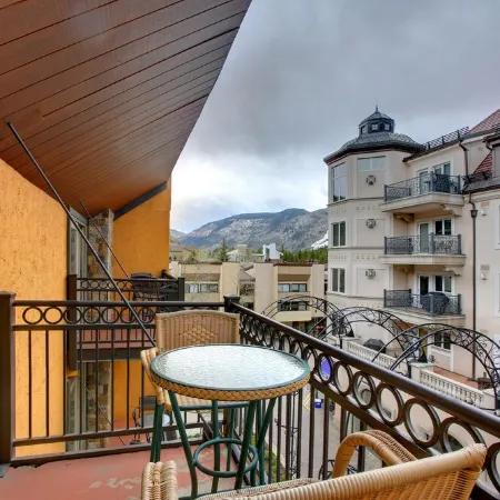 1 min. to slopes!Wake up & Ski! Steps to ski lift/gondola, shops & dining!
